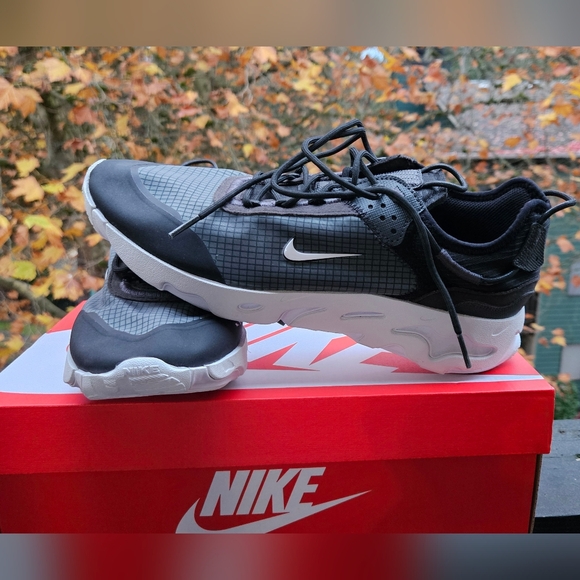 Nike Men's Black and Gray Sneakers - Picture 2 of 16